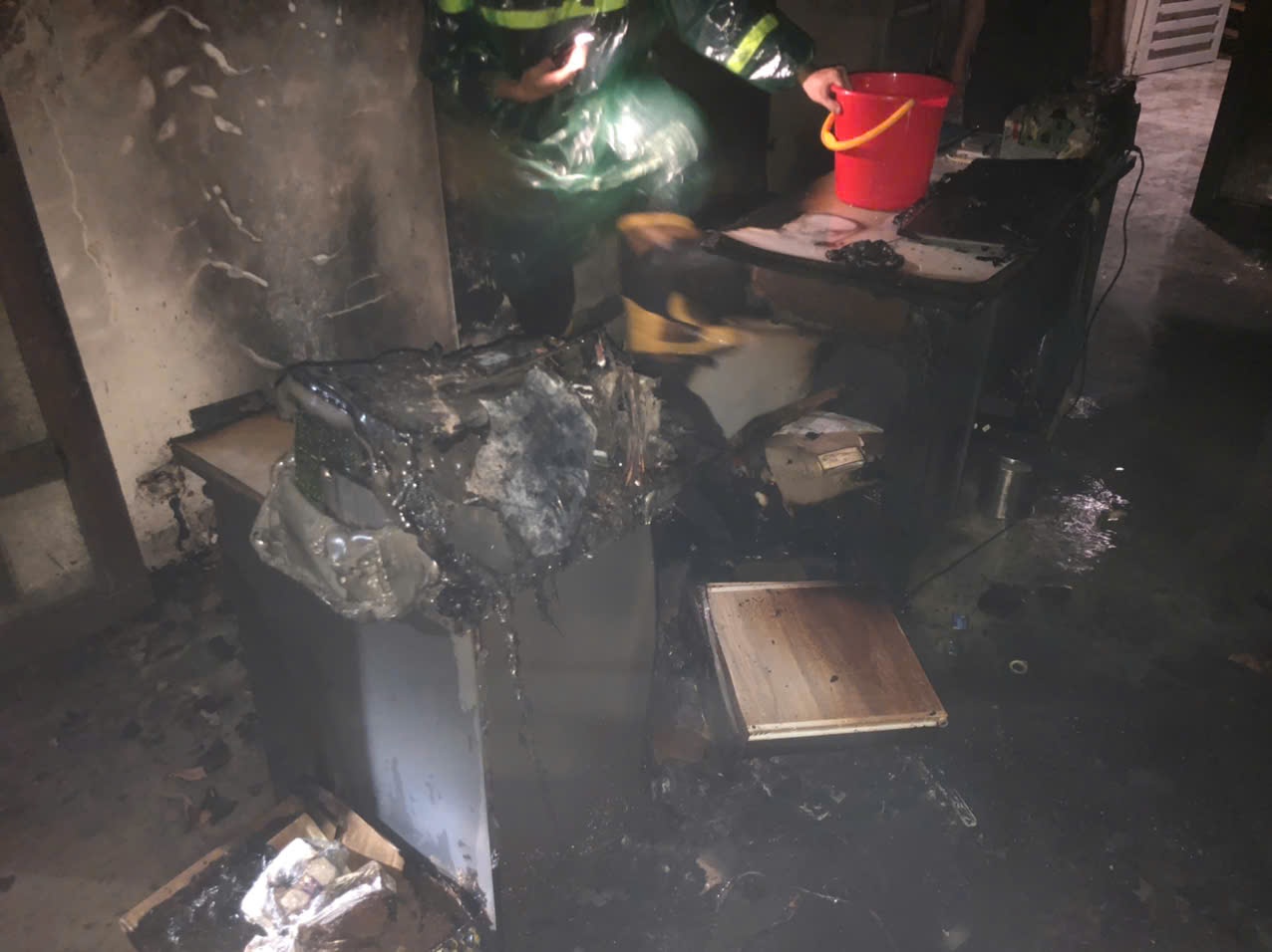 Đưa 6 người ra khỏi đám cháy ở phường Vạn Mỹ, quận Ngô Quyền